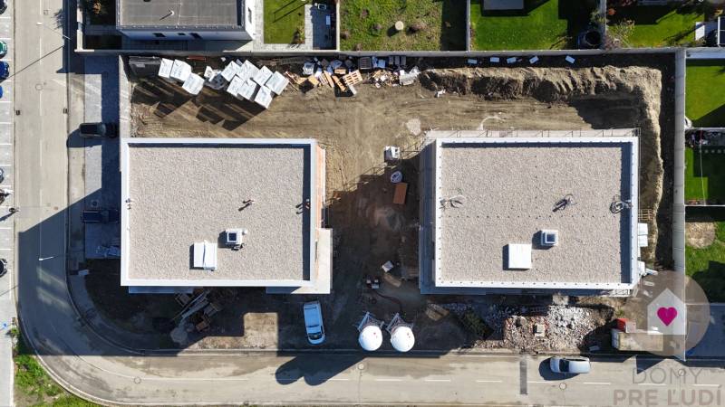 3i. BYT SO ZÁHRADOU +TEP. ČERPADLO, KLIMATIZÁCIA A ŽALÚZIE V CENE - Letecký pohľad na stavbu dvoch budov na Dúhovej ulici v Slovenskom Grobe.