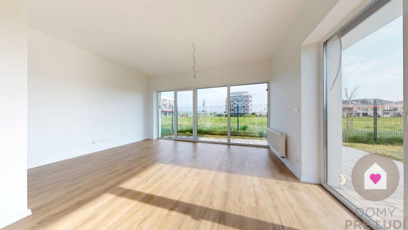 3i. BYT SO ZÁHRADOU +TEP. ČERPADLO, KLIMATIZÁCIA A ŽALÚZIE V CENE - Priestranná obývačka s veľkými oknami a výhľadom v 3-izbovom byte.