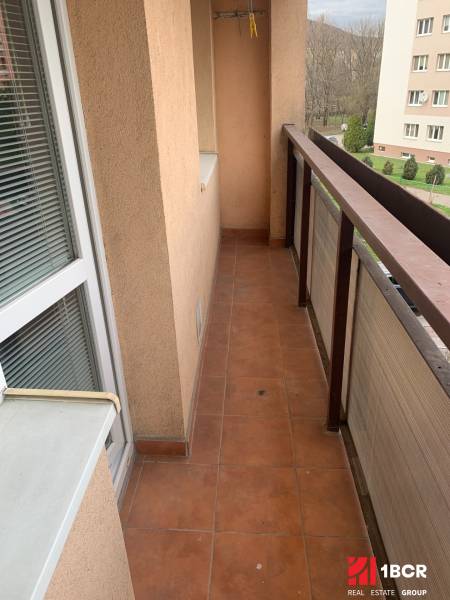 PRIESTRANNÝ 2-IZB BYT,LOGGIA, ATRAKTÍVNA LOKALITA, NOVÉ MESTO - Balkón 2-izbového bytu s terakotovou dlažbou a výhľadom na zeleň.