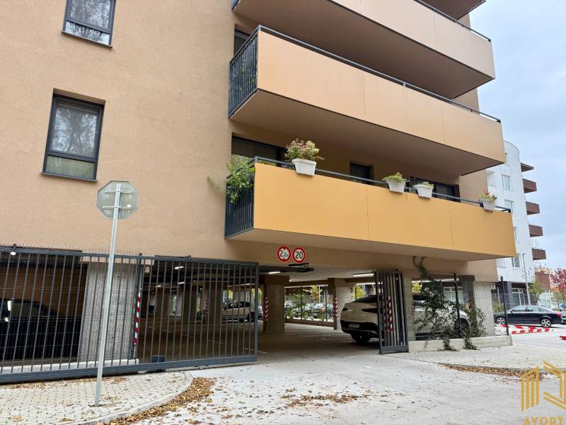 NA PRENÁJOM GARÁŽOVÉ STÁTIE, SADOVÁ UL. SENICA - Bytový dom s parkovaním na Sadovej ulici v Senici.