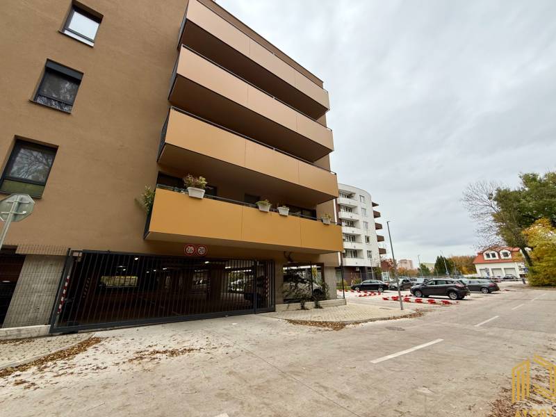 NA PRENÁJOM GARÁŽOVÉ STÁTIE, SADOVÁ UL. SENICA - Bytový dom na Sadovej ulici v Senici s parkovacími garážami.