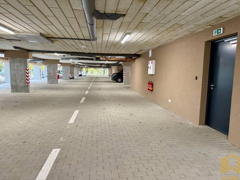 NA PRENÁJOM GARÁŽOVÉ STÁTIE, SADOVÁ UL. SENICA - Parkovisko s parkovacími plochami a značením, podlaha z dlažby, v Garážach.