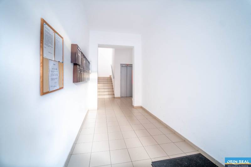 Rezervovaný!!! 2izb + terasa byt Vajanského Modra 93,8m2 - Bytový vchod s poštovými schránkami a výťahom, vhodný pre 2-izbový byt.