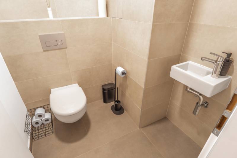 PRENÁJOM 3 izbový byt s predzáhradkou, BORY PROMENÁDA - Toaleta so zavesenou misou v 3-izbovom byte, béžové obklady, malé umývadlo.