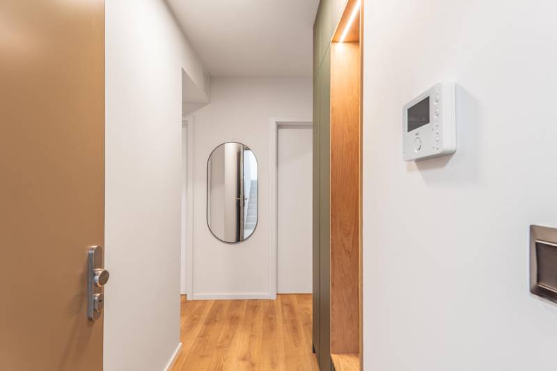 PRENÁJOM 3 izbový byt s predzáhradkou, BORY PROMENÁDA - Na chodbe 3-izbového bytu je zrkadlo a podlaha s dreveným dekorom.