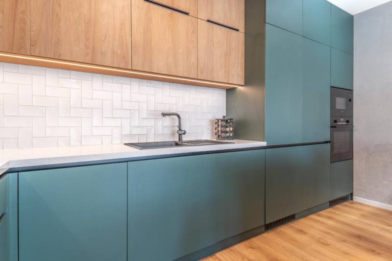 PRENÁJOM 3 izbový byt s predzáhradkou, BORY PROMENÁDA - Kuchyňa s tyrkysovými skrinkami, dreveným dekorom a bielymi obkladačkami, 3-izbový byt.