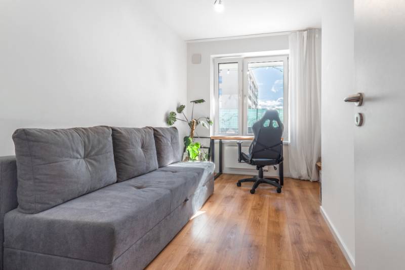 PRENÁJOM 3 izbový byt s predzáhradkou, BORY PROMENÁDA - Svetlá izba s pohovkou, kancelárskou stoličkou, stolom a podlahou s dreveným dekorom.