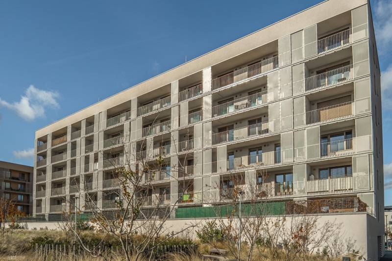 PRENÁJOM 3 izbový byt s predzáhradkou, BORY PROMENÁDA - Bytový dom s balkónmi v Bratislave na Lamači na Jána Langoša, obklopený zeleňou.