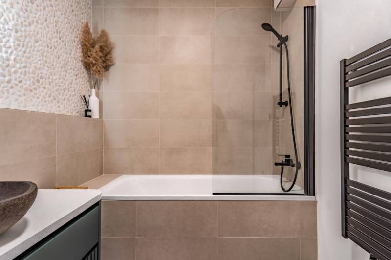 PRENÁJOM 3 izbový byt s predzáhradkou, BORY PROMENÁDA - Kúpeľňa s vaňou, sprchovou zástenou a dekoratívnymi obkladmi v 3-izbovom byte.