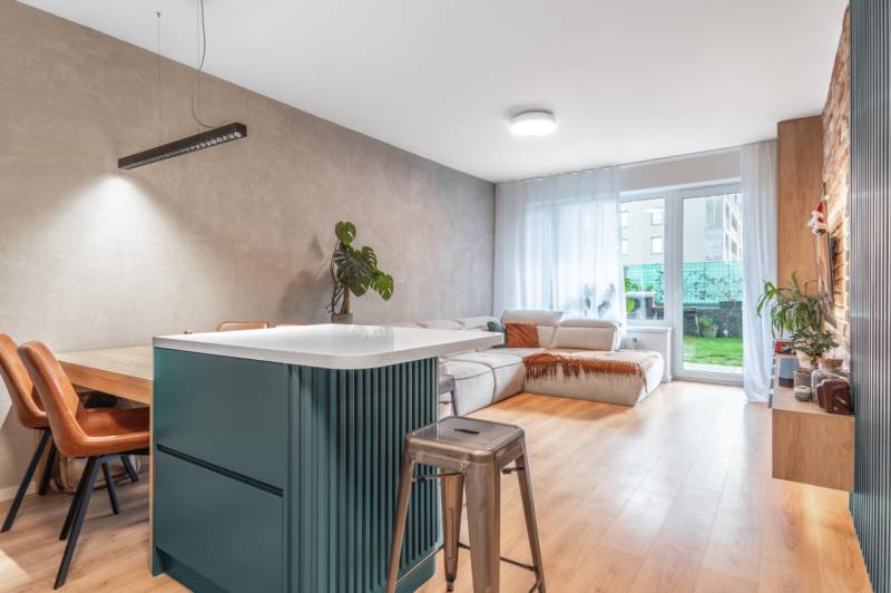 PRENÁJOM 3 izbový byt s predzáhradkou, BORY PROMENÁDA - Obývačka v 3-izbovom byte s pohodlnou sedačkou a podlahou s dreveným dekorom.