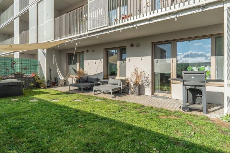 PRENÁJOM 3 izbový byt s predzáhradkou, BORY PROMENÁDA - Záhrada 3-izbového bytu na ulici Jána Langoša v Bratislave - Lamači s terasou a posedením.