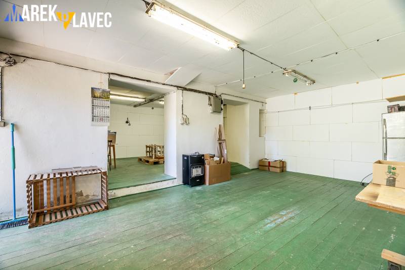 Na predaj: Rodinný dom Slatinské Lazy s očarujúcou atmosférou - Interiér rodinného domu s bielymi stenami a podlahou s dreveným dekorom.