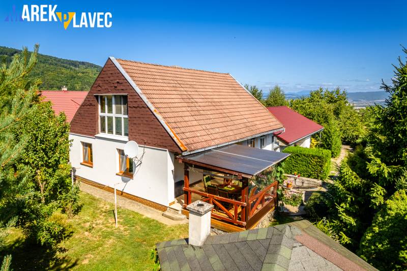 Na predaj: Rodinný dom Slatinské Lazy s očarujúcou atmosférou - Rodinný dom v Slatinských Lazoch s terasou obklopený bujnou zeleňou a trávnikom.