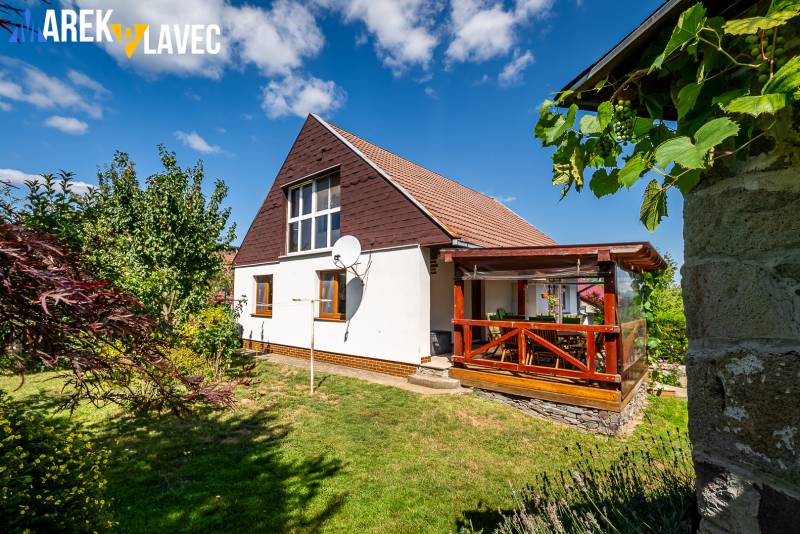 Na predaj: Rodinný dom Slatinské Lazy s očarujúcou atmosférou - Rodinný dom v Slatinských Lazoch s terasou, záhradou a satelitnou anténou.