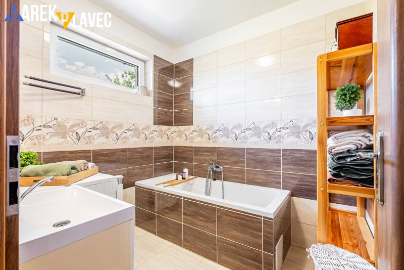 Na predaj: Rodinný dom Slatinské Lazy s očarujúcou atmosférou - Kúpeľňa v rodinnom dome s vaňou, umývadlom, policou a dekoratívnymi obkladmi.