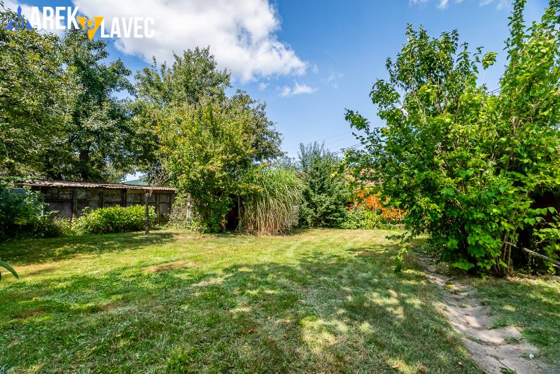 Na predaj: Rodinný dom Slatinské Lazy s očarujúcou atmosférou - Záhrada pri rodinnom dome v Slatinských Lazoch plná zelene a trávnika.