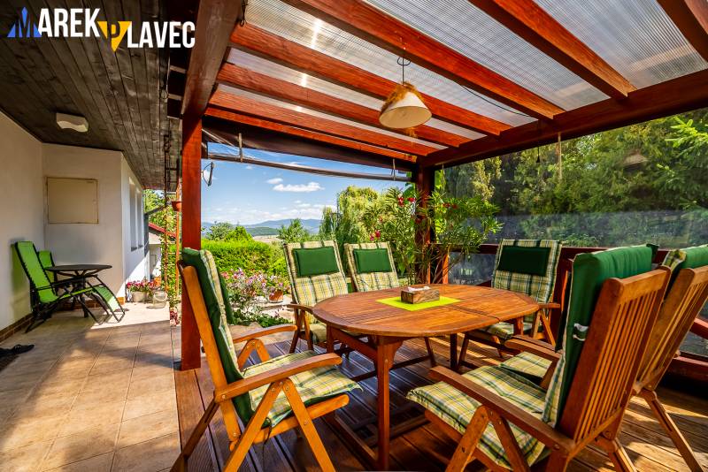 Na predaj: Rodinný dom Slatinské Lazy s očarujúcou atmosférou - Rodinný dom v Slatinských Lazoch s krytou terasou, dreveným nábytkom a krásnym výhľadom.