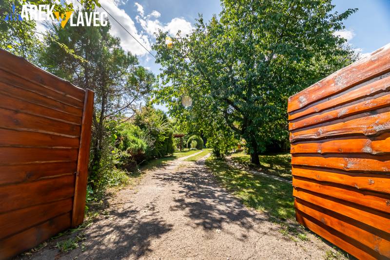 Na predaj: Rodinný dom Slatinské Lazy s očarujúcou atmosférou - Otvorená drevená brána vedie do záhrady rodinného domu v Slatinských Lazoch.