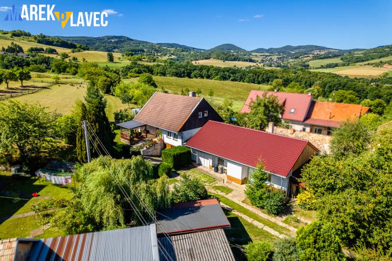 Na predaj: Rodinný dom Slatinské Lazy s očarujúcou atmosférou - Rodinný dom v Slatinských Lazoch obklopený zeleňou a rozľahlou krajinou.