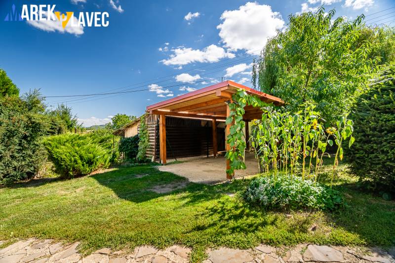 Na predaj: Rodinný dom Slatinské Lazy s očarujúcou atmosférou - Rodinný dom v Slatinských Lazoch s prístreškom v záhrade, obklopený zeleňou.