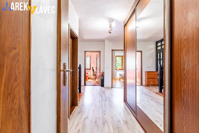 Na predaj: Rodinný dom Slatinské Lazy s očarujúcou atmosférou - Chodba v rodinnom dome s podlahou s dreveným dekorom a vstavanou skriňou.