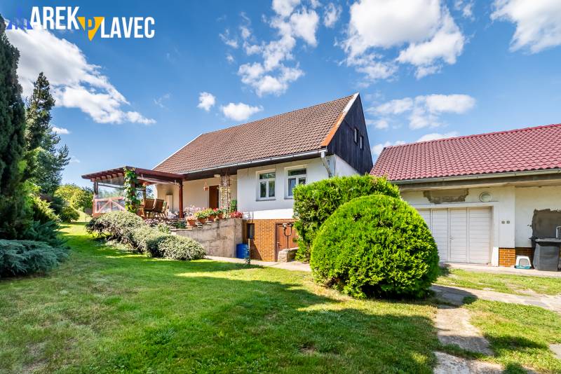 Na predaj: Rodinný dom Slatinské Lazy s očarujúcou atmosférou - Rodinný dom v Slatinských Lazoch s terasou a upravenou záhradou pod slnečnou oblohou.