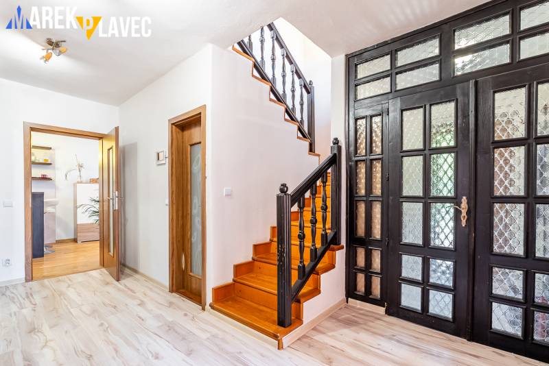 Na predaj: Rodinný dom Slatinské Lazy s očarujúcou atmosférou - Chodba rodinného domu s podlahou s dreveným dekorom a dreveným schodiskom.