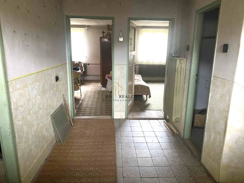 HD reality ponúka, predaj, rodinný dom Rykynčice  - Interiér rodinného domu s chodbou a vstupom do izieb, podlaha s dreveným dekorom.