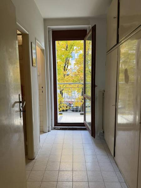 Novinka: Priestranný svetlý byt s balkónmi pri Kuchajde. Vajnorská - Chodba v 3-izbovom byte s balkónom a výhľadom na jesenné stromy.