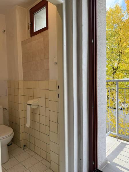 Novinka: Priestranný svetlý byt s balkónmi pri Kuchajde. Vajnorská - Kúpeľňa v 3-izbovom byte s toaletou, oknom a prístupom na balkón.