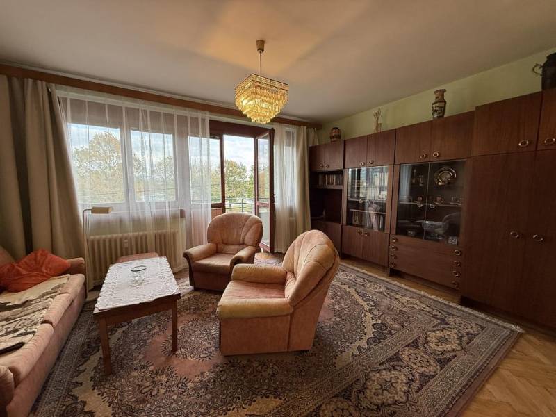 Novinka: Priestranný svetlý byt s balkónmi pri Kuchajde. Vajnorská - Obývacia izba v 3-izbovom byte s pohovkou, kreslami a skriňovou stenou.