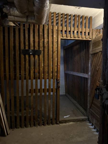 Novinka: Priestranný svetlý byt s balkónmi pri Kuchajde. Vajnorská - Skladovací priestor so stenami z drevených lát v 3-izbovom byte.