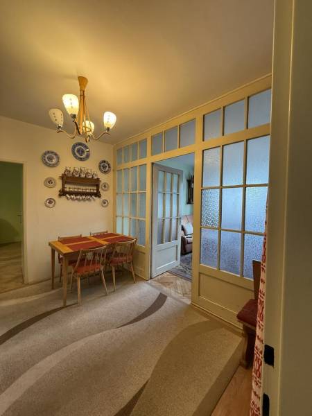 Novinka: Priestranný svetlý byt s balkónmi pri Kuchajde. Vajnorská - Jedálenský kút so stolom a stoličkami, presklené dvere v 3-izbovom byte.