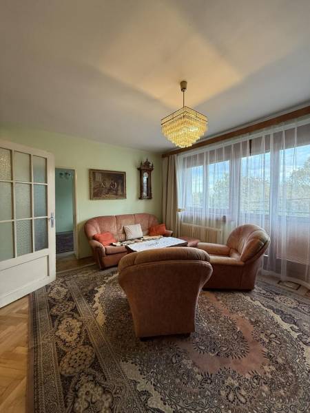 Novinka: Priestranný svetlý byt s balkónmi pri Kuchajde. Vajnorská - Obývacia izba v 3-izbovom byte s kobercom a pohodlnou sedacou súpravou.