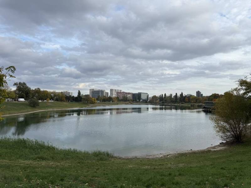 Novinka: Priestranný svetlý byt s balkónmi pri Kuchajde. Vajnorská - Jazero a zeleň v Bratislave - Novom Meste pri ulici Vajnorská s obytnými budovami.