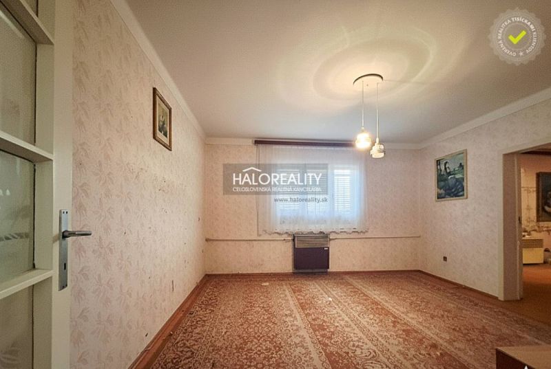 Predaj, rodinný dom Dvory nad Žitavou, dvojizbový, p... - Obývacia izba v rodinnom dome s kobercom, tapetami a nástennými obrazmi.