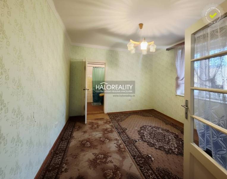 Predaj, rodinný dom Dvory nad Žitavou, dvojizbový, p... - Izba v rodinnom dome s kobercom, zelenými stenami a dekoratívnym osvetlením.