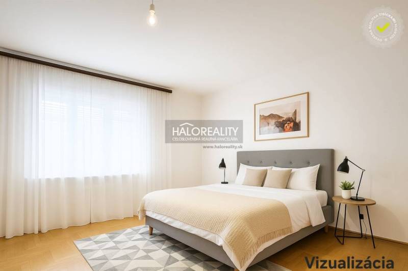 Predaj, rodinný dom Dvory nad Žitavou, dvojizbový, p... - Svetlá spálňa s manželskou posteľou, nočným stolíkom a závesmi v rodinnom dome.