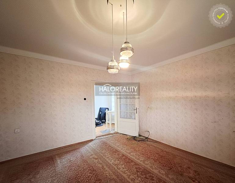 Predaj, rodinný dom Dvory nad Žitavou, dvojizbový, p... - Izba v rodinnom dome s kobercovou podlahou a závesným osvetlením.