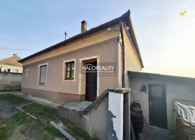 Predaj, rodinný dom Dvory nad Žitavou, dvojizbový, p... - Rodinný dom v Dvoroch nad Žitavou s omietnutou fasádou, vonkajšie schody a dvor.