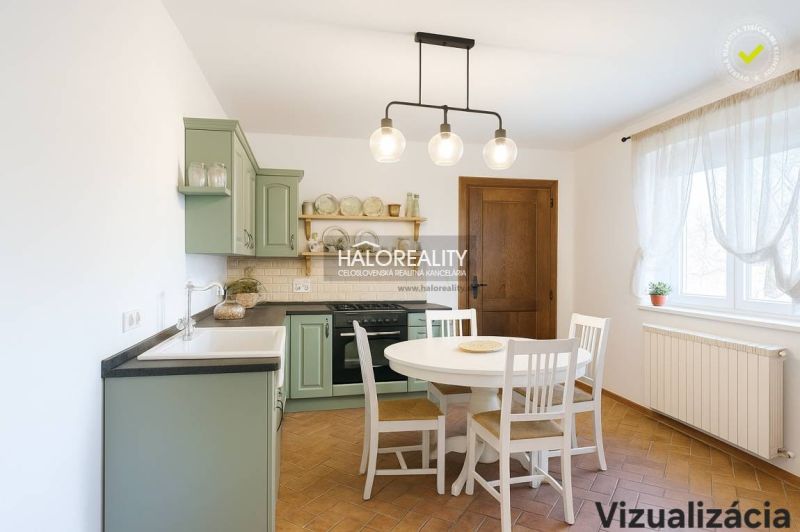 Predaj, rodinný dom Dvory nad Žitavou, dvojizbový, p... - Kuchyňa v rodinnom dome s dreveným dekorom podlahy a zelenou kuchynskou linkou.