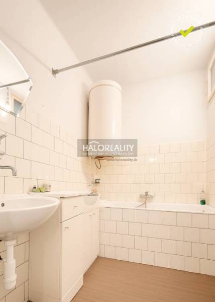 Predaj, rodinný dom Dvory nad Žitavou, dvojizbový, p... - Kúpeľňa v rodinnom dome s vaňou, umývadlom a podlahou s dreveným dekorom.