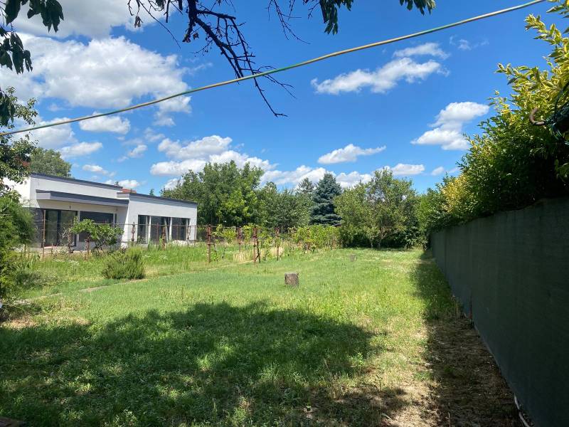 ViNi real - Prestížny pozemok pre dvojdom, Podunajské Biskupice  - Záhrada s trávnikom a modernou budovou v lokalite Bratislava - Podunajské Biskupice, Podunajské Biskupice, Pozemky - bývanie.