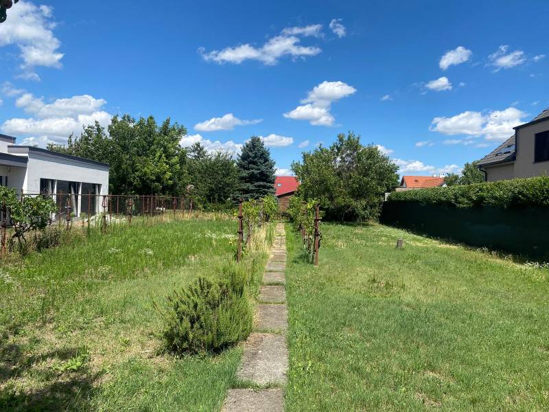 ViNi real - Prestížny pozemok pre dvojdom, Podunajské Biskupice  - Pozemok na bývanie na Nezvalovej ulici v Bratislave - Podunajské Biskupice obklopený zeleňou.