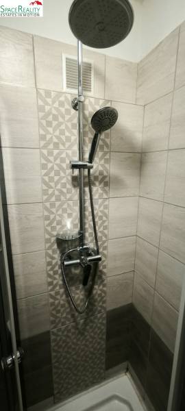 Prenajmeme 3 izb  byt na Korytnickej ulici - Sprchový kút s modernými obkladmi v 3-izbovom byte.