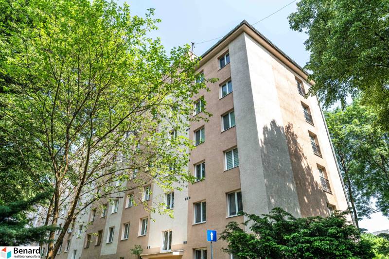 Na prenájom štýlový  3 - izb. byt  (Košice - Sever) - Bytový dom obklopený zeleňou na Vodárenskej v Košiciach - mestská časť Sever.