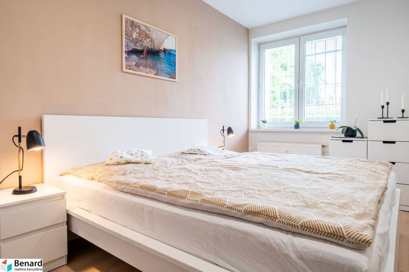 Na prenájom štýlový  3 - izb. byt  (Košice - Sever) - Spálňa v 3-izbovom byte s veľkou posteľou, stolnými lampami a svetlým interiérom.