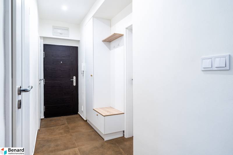 Na prenájom štýlový  3 - izb. byt  (Košice - Sever) - Svetlá predsieň v 3-izbovom byte s hnedými dlaždicami a úložným priestorom.