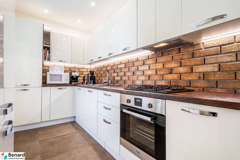 Na prenájom štýlový  3 - izb. byt  (Košice - Sever) - Kuchyňa v 3-izbovom byte, s tehlovou stenou a modernými spotrebičmi.