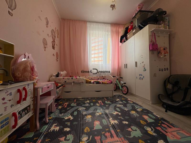 Na predaj: Investičný 3 izb.byt + murovaná PIVNICA - Detská izba v 3-izbovom byte s ružovými závesmi, nábytkom a motívmi rozprávok.